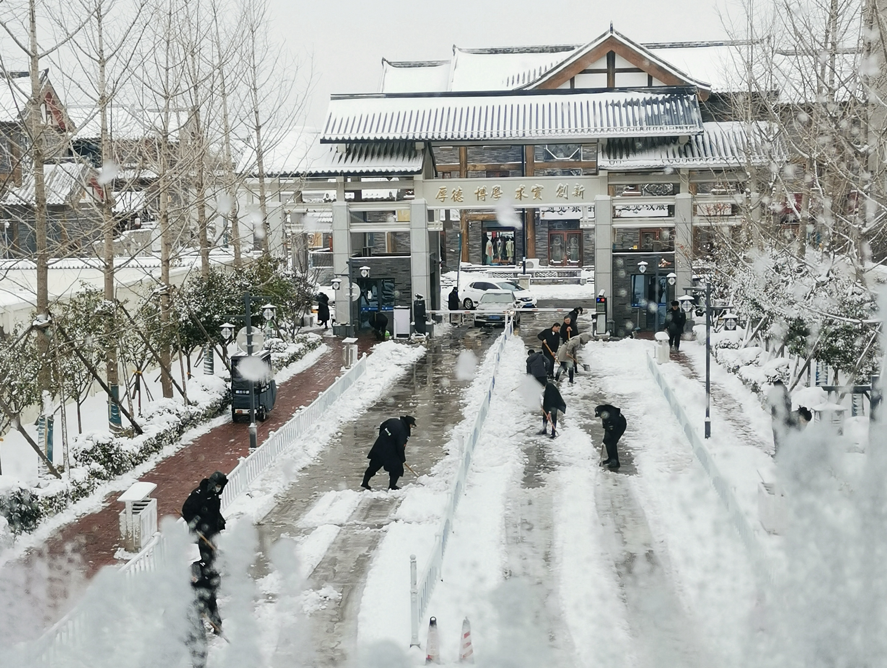 这҈场҈雪҈真҈美҈ ！扫雪的人更美！快看看里面有没有你或你认识的人的照片……